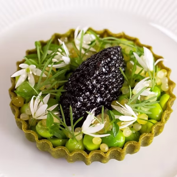 Green pea tartelette with wild garlic and pickled few flowered leek